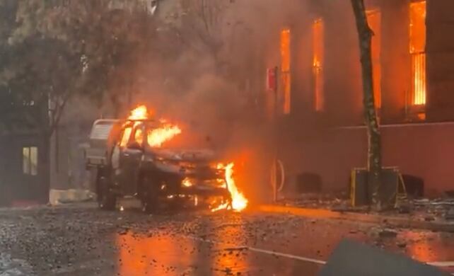 En las imágenes que fueron captadas por el Servicio de Incendios y Rescate del estado de Nueva Gales del Sur se ve cómo cae una de las paredes de la edificación, así como varios vehículos quemados.