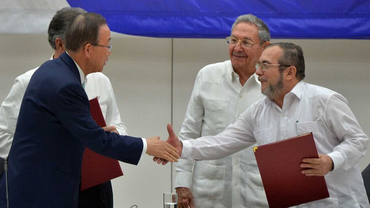 Una foto histórica: Ban ki-moon y Timoleón Jiménez 'Timochenko' se estrechan la mano el 23 de junio en La Habana, Cuba.