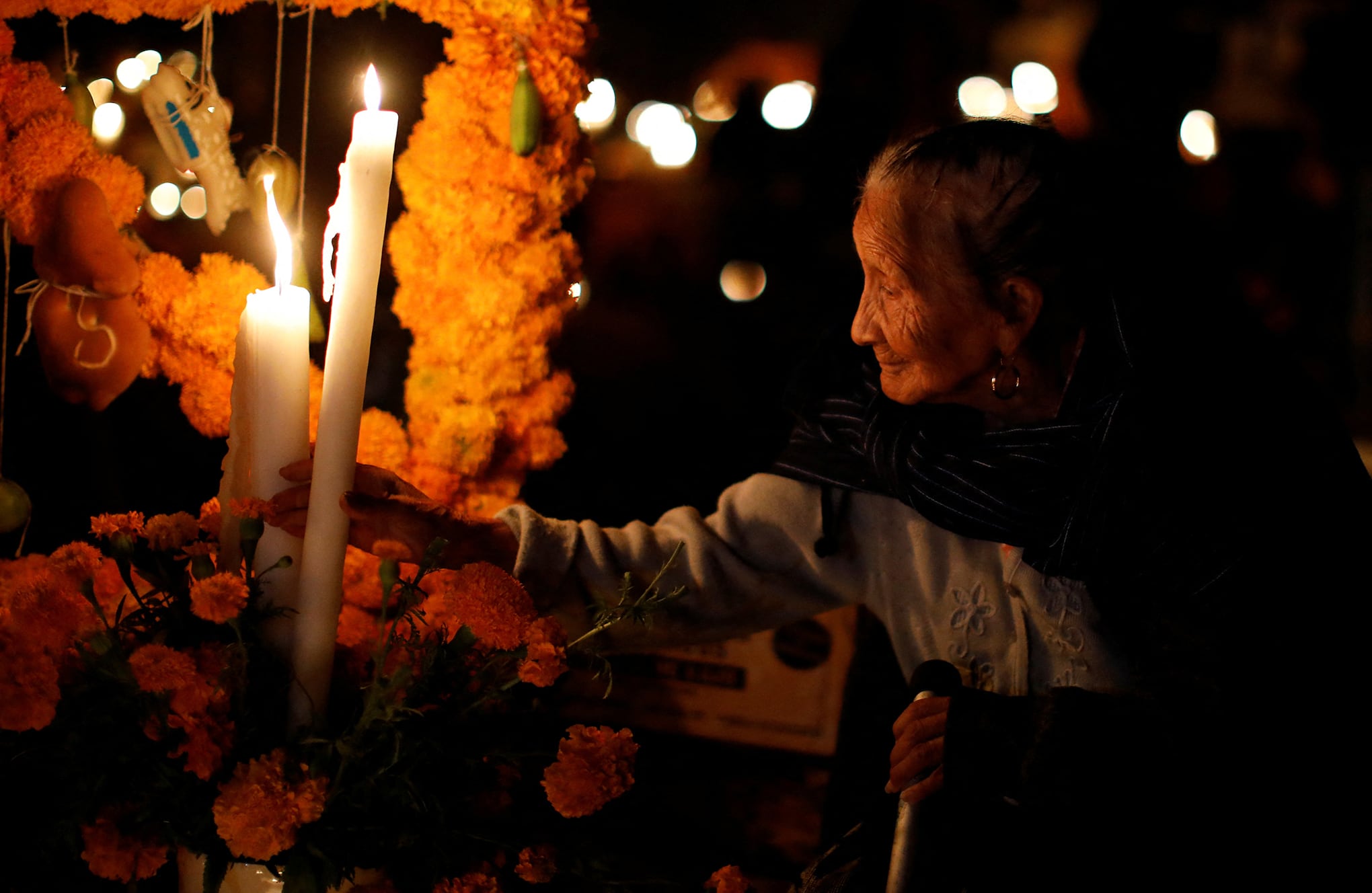 En imágenes : Familias mexicanas se reúnen en cementerios para celebrar el Día de Muertos