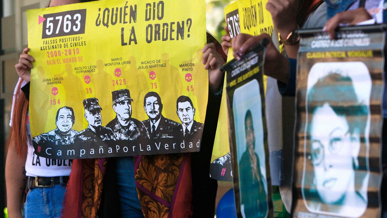 Ante 41 víctimas y 15 representantes judiciales, le llegó la hora al oficial retirado de entregar su versión sobre uno de los capítulos más oscuros de las fuerzas militares: los llamados falsos positivos ocurridos durante los gobiernos de Álvaro Uribe.