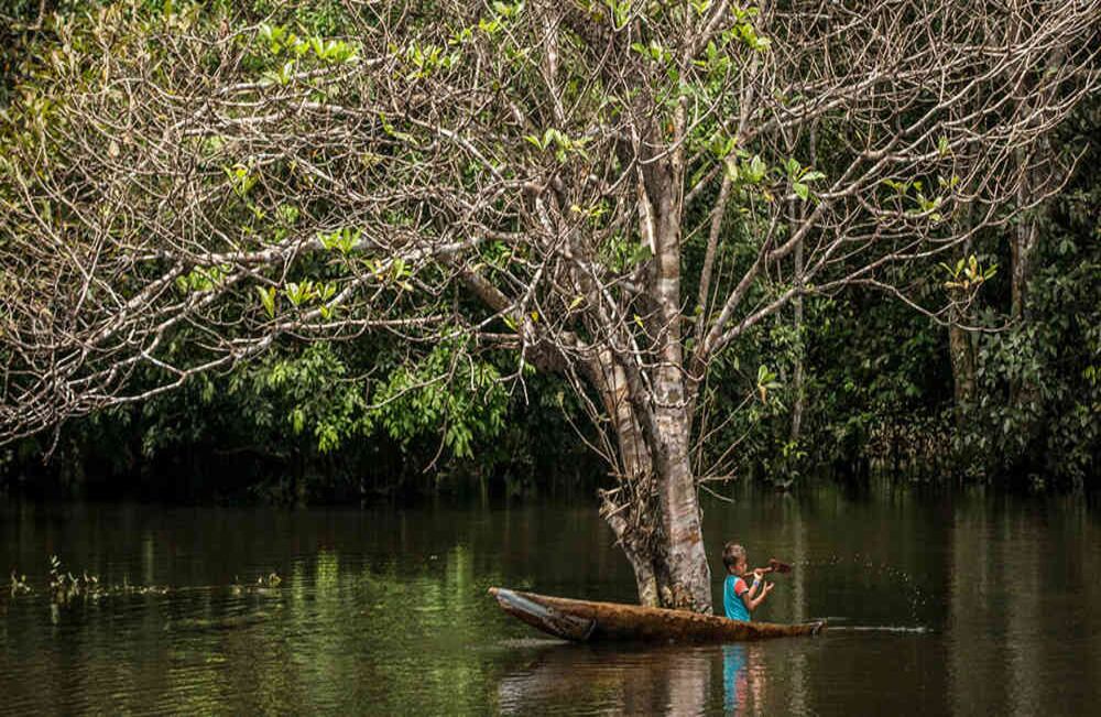 Indígena murui en el río Caucayá, en el Parque Nacional Natural La Paya, en Putumayo.