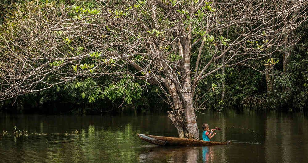 Indígena murui en el río Caucayá, en el Parque Nacional Natural La Paya, en Putumayo.