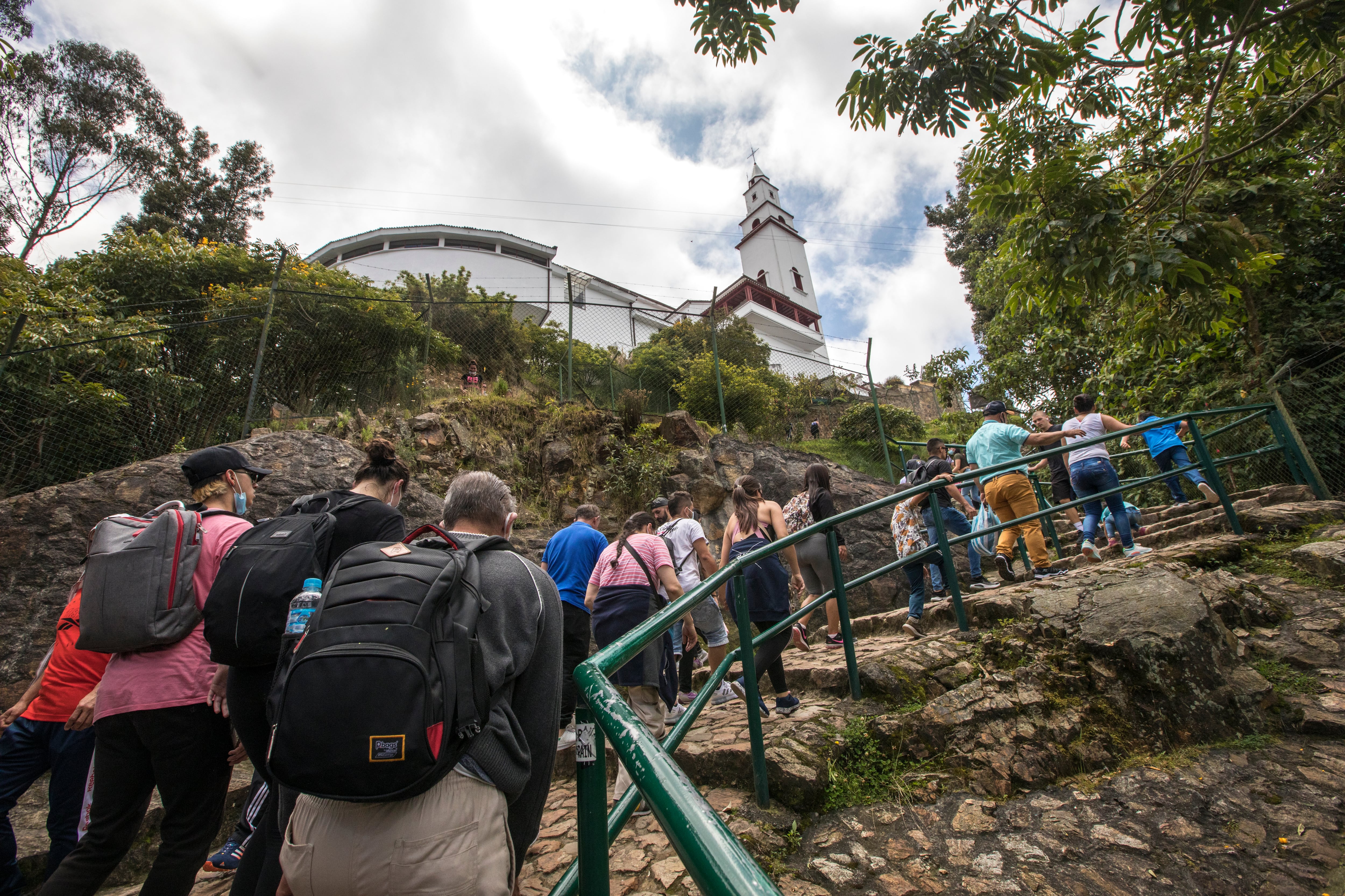 A diario cientos de personas visitan el santuario de Monserrate.