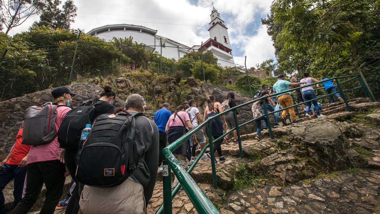 A diario cientos de personas visitan el santuario de Monserrate.