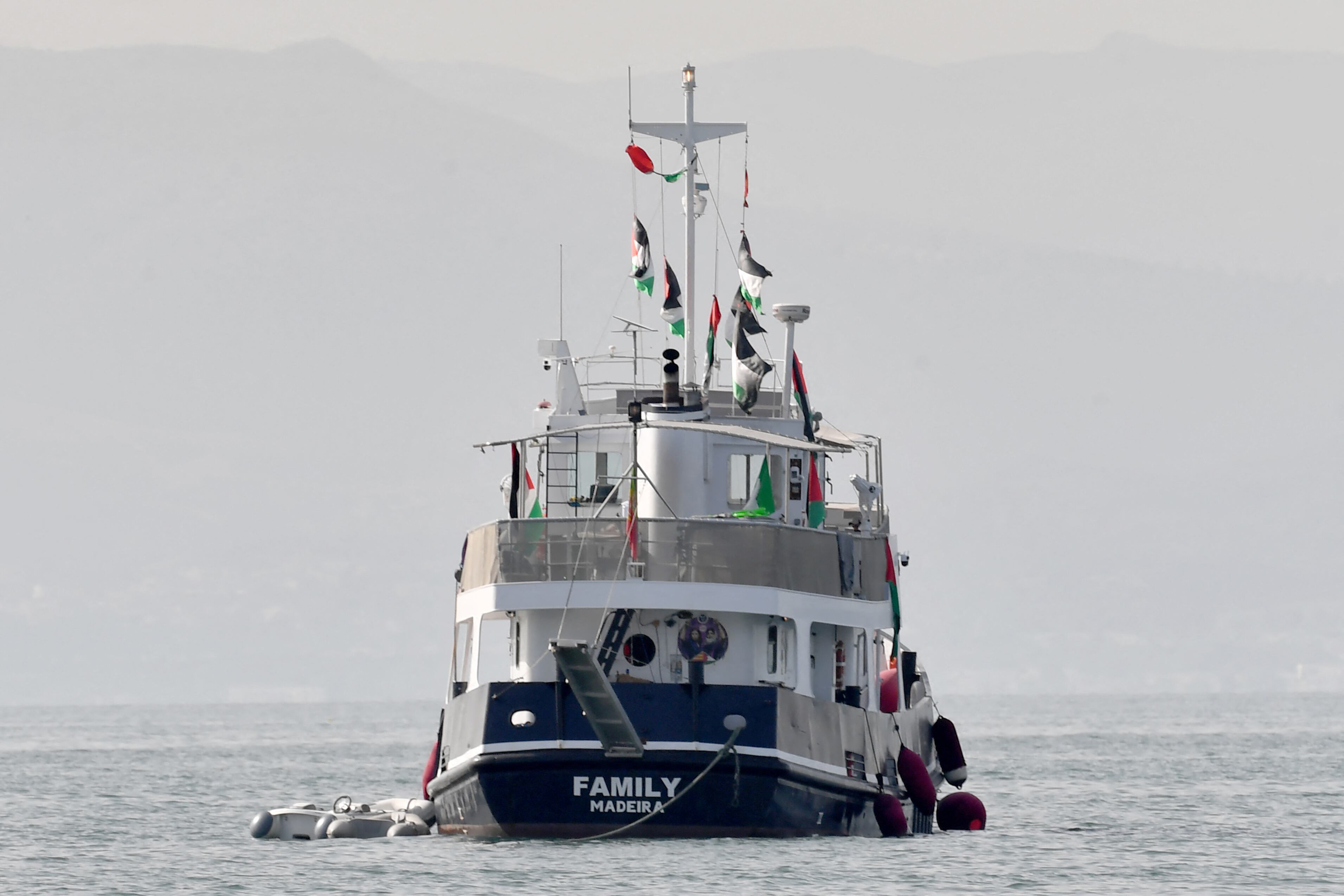 Los organizadores de una flotilla con destino a Gaza que transportaba ayuda humanitaria y activistas propalestinos informaron a última hora del 8 de septiembre que uno de sus barcos, conocido como "Family", fue alcanzado por un presunto UAV frente a la costa de Túnez.
