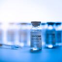 Frascos con la vacuna contra el coronavirus covid-19 en la mesa del laboratorio listos para ser distribuidos para la prevención de la infección con este virus