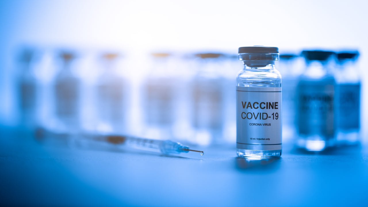 Frascos con la vacuna contra el coronavirus covid-19 en la mesa del laboratorio listos para ser distribuidos para la prevención de la infección con este virus