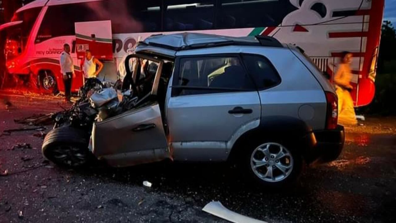 En el sitio hace presencia varias ambulancias y agentes de policía de tránsito, quienes atienden este hecho en pleno puente festivo.