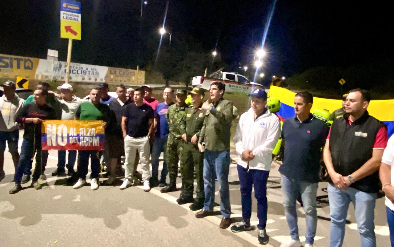 Encuentro entre camioneros y la Gobernación de Santander.