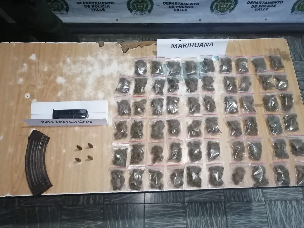 La munición y estupefacientes que tenía en su poder fueron entregados a la Fiscalía.