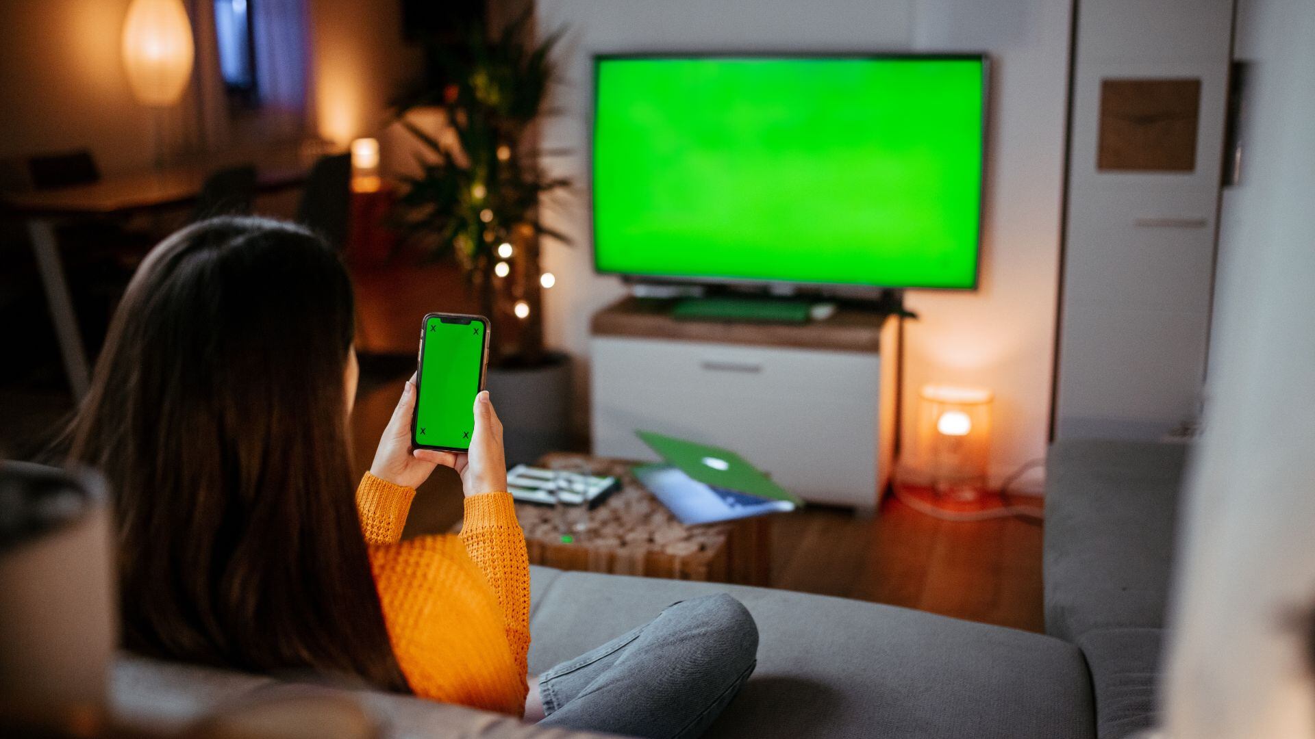 Usar el celular como control remoto es una solución práctica, moderna y eficiente que facilita la interacción con los televisores actuales.