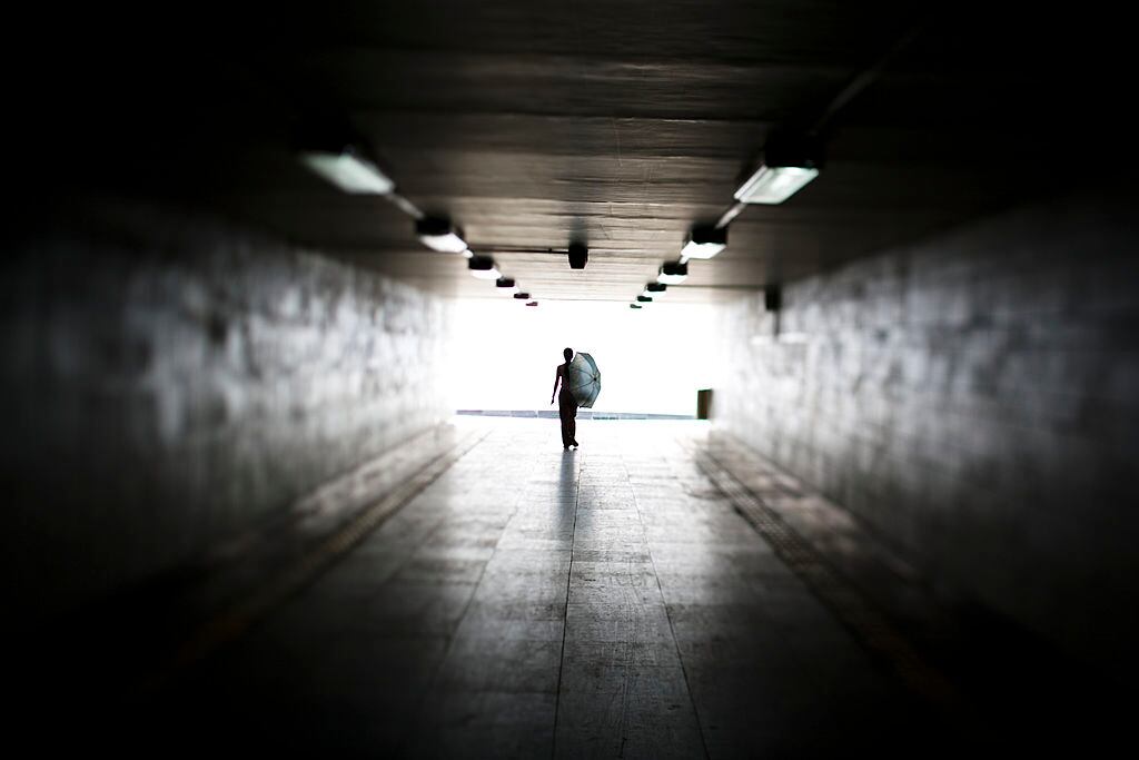 Una mujer viaja por las calles el 30 de junio de 2006 en Beijing, China