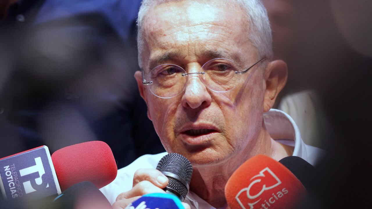 Durante un conversatorio en Cali para jóvenes, el expresidente Álvaro Uribe Vélez, fue sorprendido con un pastel de cumpleaños.