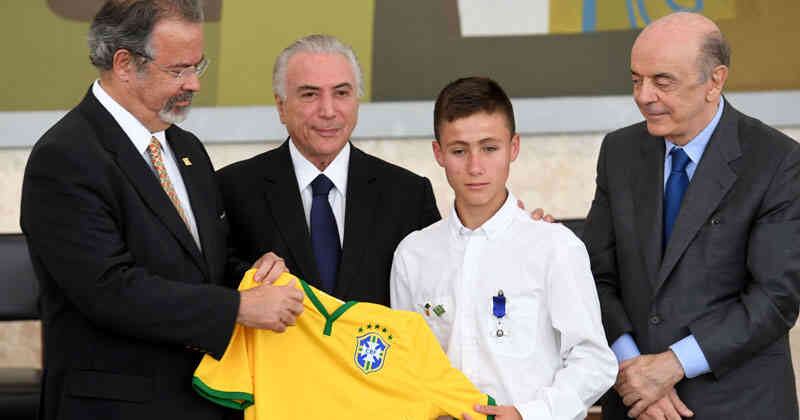Johan Alexis Ramírez Castro, de 15 años, recibió la Orden de Rio Branco, la más alta de la diplomacia brasileña, y una camiseta de la Seleçao, con su nombre inscrito.