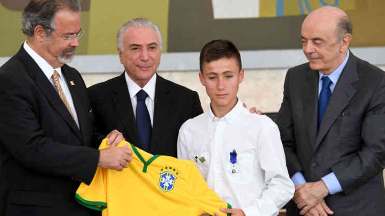 Johan Alexis Ramírez Castro, de 15 años, recibió la Orden de Rio Branco, la más alta de la diplomacia brasileña, y una camiseta de la Seleçao, con su nombre inscrito.