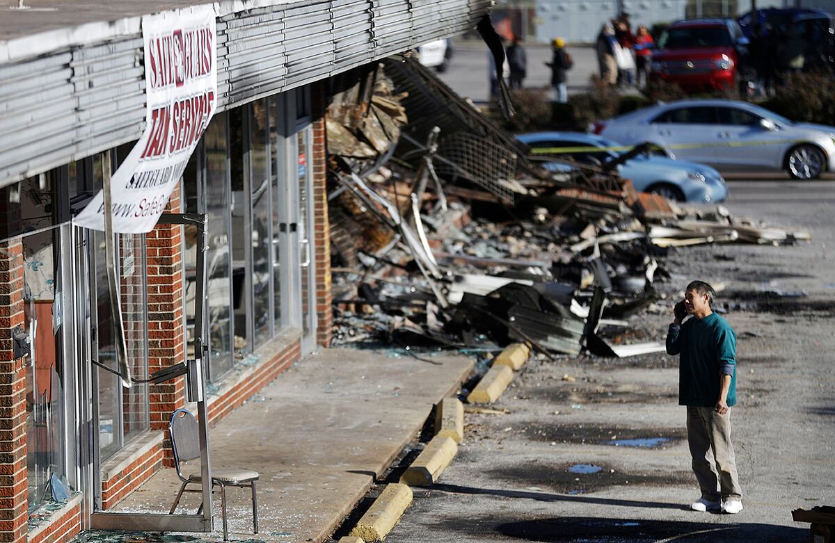 Shan Zhao, dueño del restaurante On On Chop Suey, mira su negocio mientras limpia los restos que las protestas de este lunes dejaron en Ferguson, Estados Unidos. (AP)