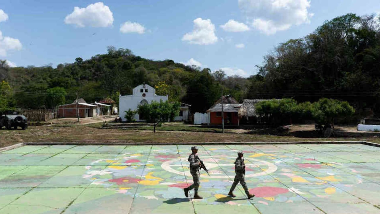 Infantes de Marina enviados desde Cartagena caminan sobre la recordada cancha central del pueblo donde hace 19 años las AUC perpetraron una de las masacres mas sangrientas y dolorosas del país.
