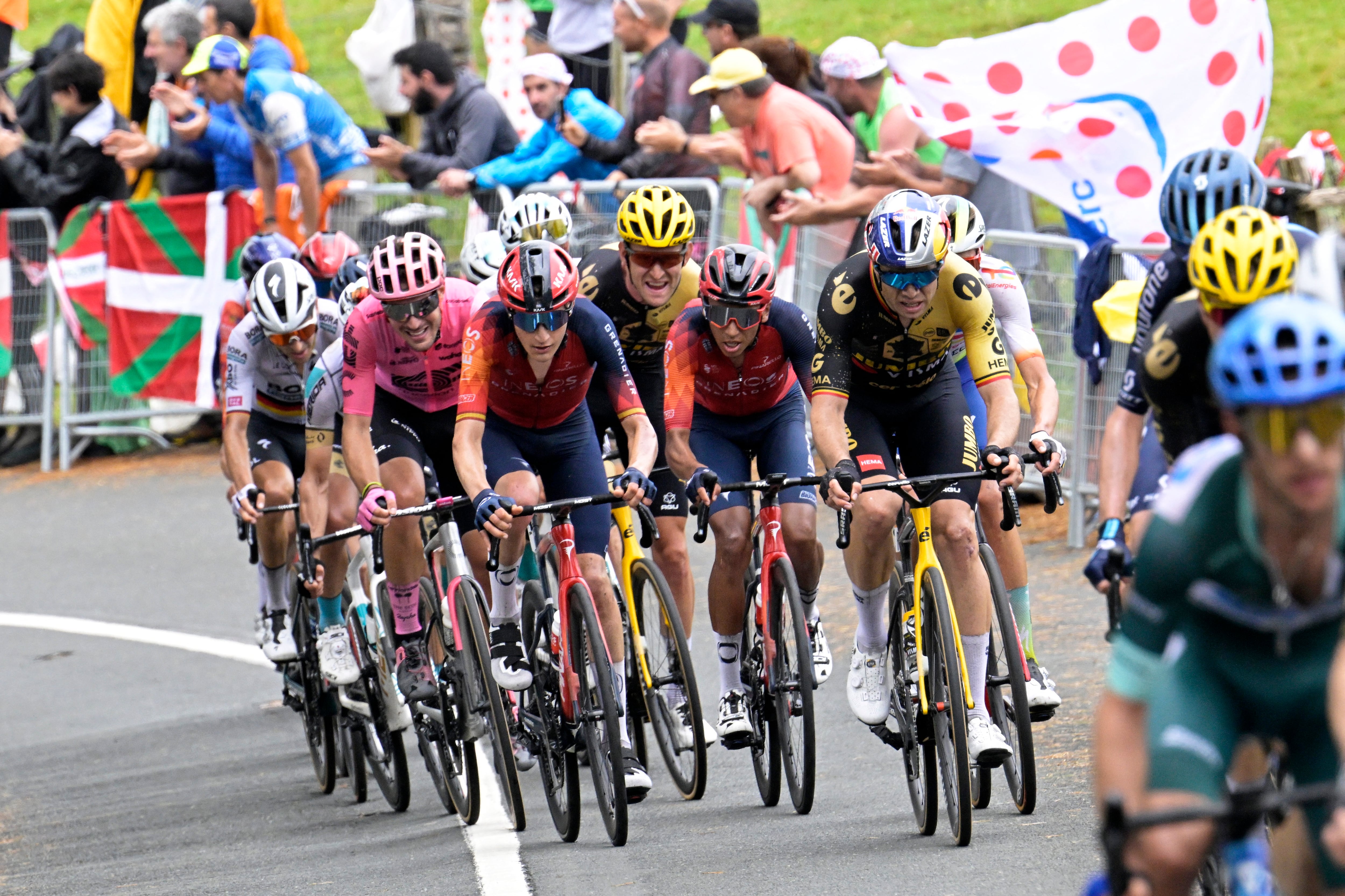 Perseguidores a Neilson Powless en la etapa 2 del Tour