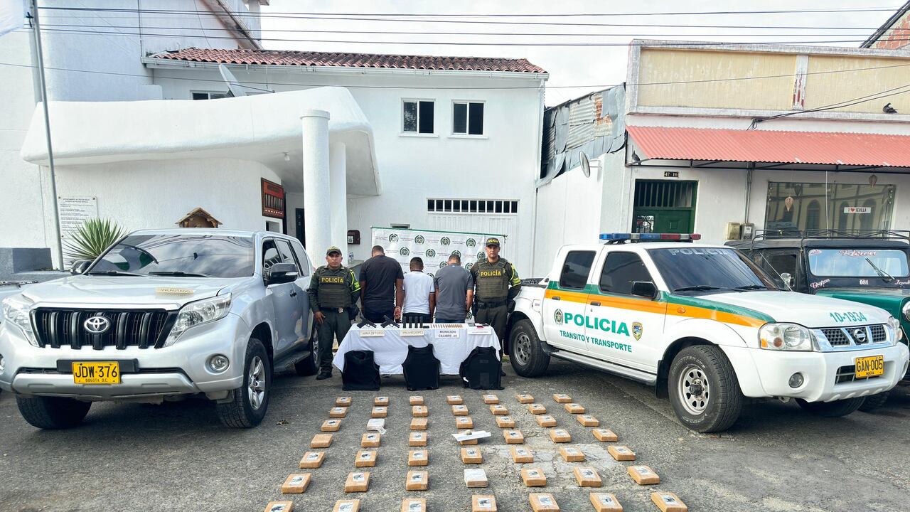 Durante la revisión del vehículo, se descubrieron paquetes de sustancia ilícita en la silla trasera y en las carteras de las cuatro puertas del automóvil.