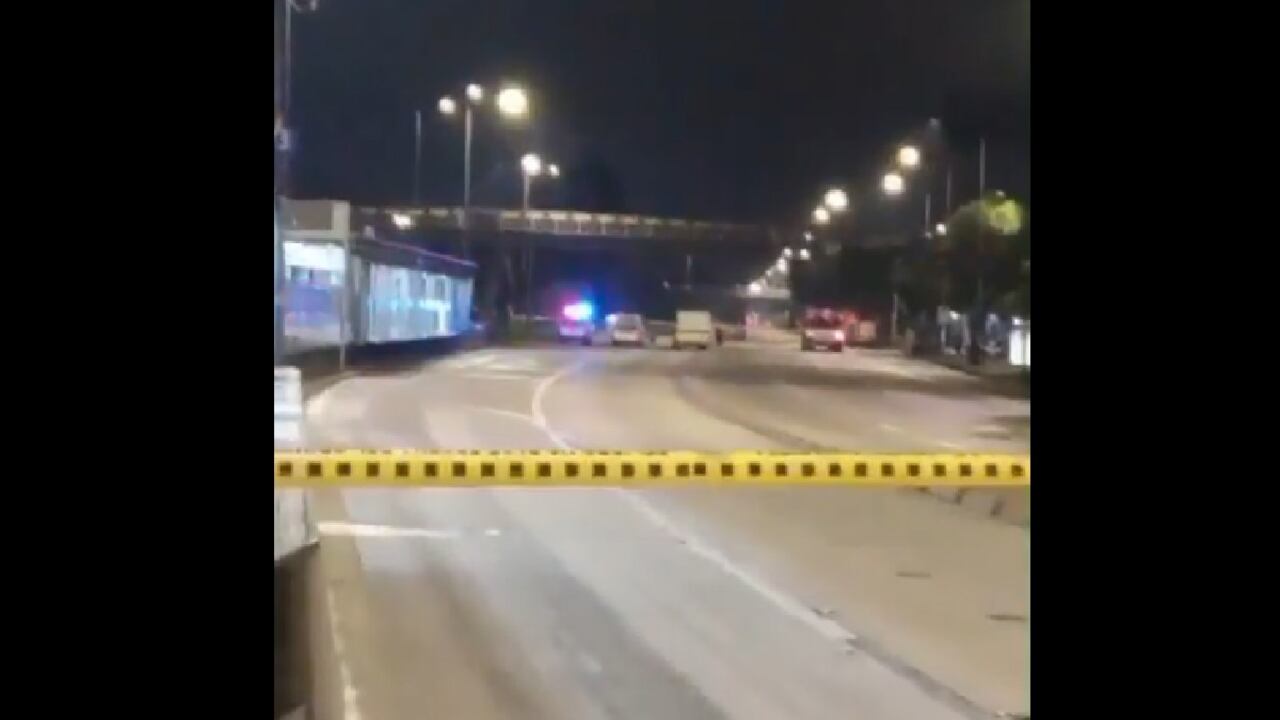 En la madrugada de este miércoles, 26 de febrero, se registró un grave accidente de tránsito en carrera 30 a la altura de la calle 64, en la localidad de Barrios Unidos, en Bogotá.