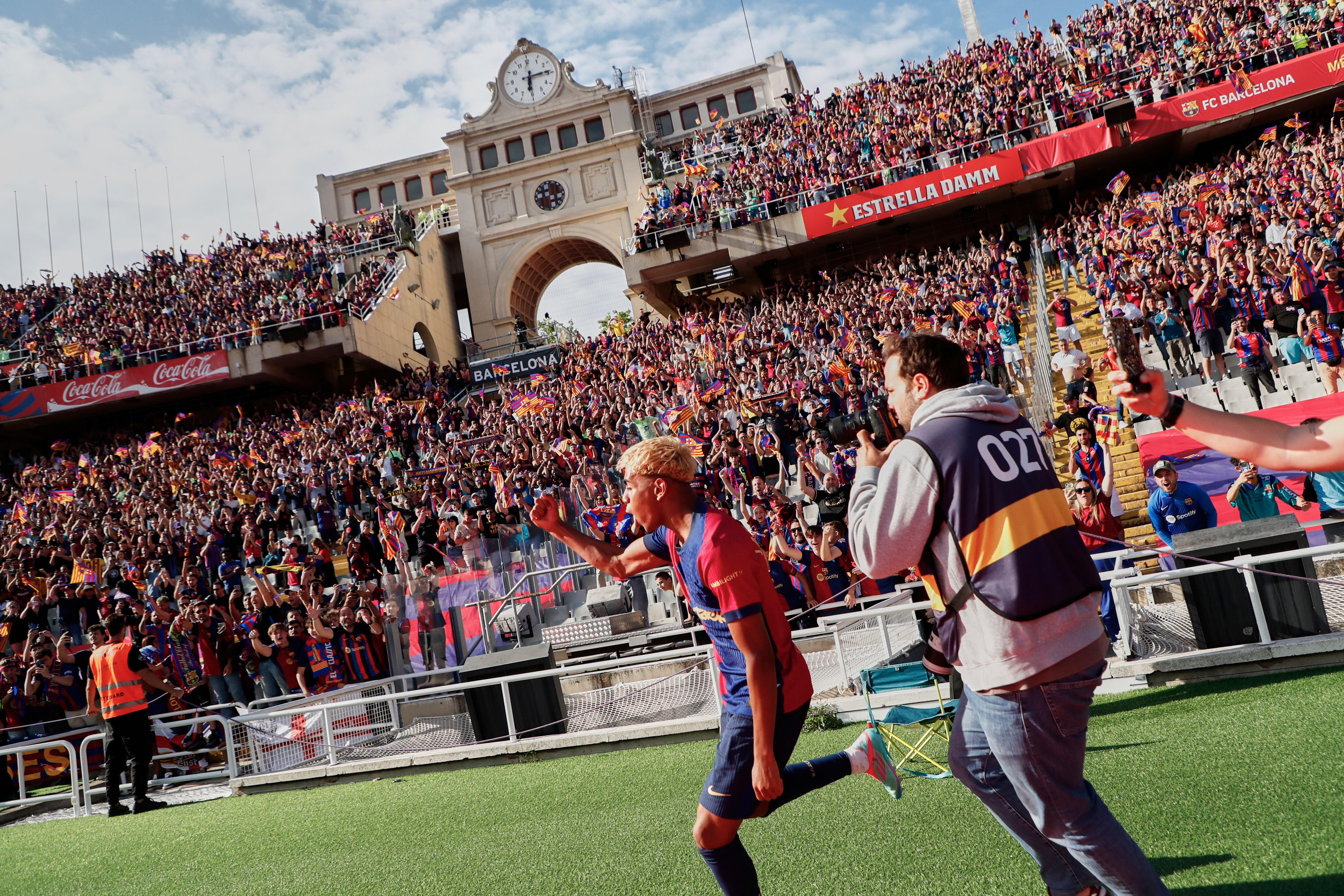 Barcelona's Lamine Yamal celebrates during the La Liga soccer match between Barcelona and Real Madrid in Barcelona, Spain, Sunday, May 11, 2025. AP Photo/Joan Monfort)