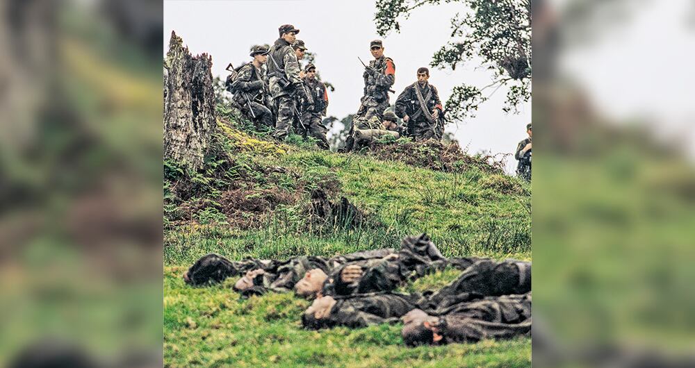 El brutal ataque fue perpetrado por cerca de 500 hombres al mando Henry Castellanos Garzón, alias Romaña, entonces cabecilla de las Farc.