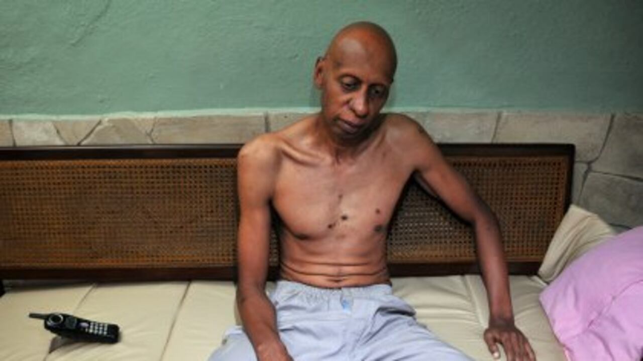 Fotografía de archivo del 2 de marzo de 2010 del disidente cubano Guillermo Fariñas en su casa de Santa Clara (Cuba). Fariñas puso fin este jueves 8 de julio de 2010, a la huelga de hambre que comenzó hace más de cuatro meses para pedir la libertad de los presos políticos enfermos.