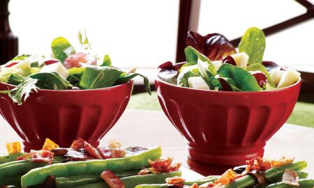 Receta para combinar los champiñones con habichuelas y tocineta. 