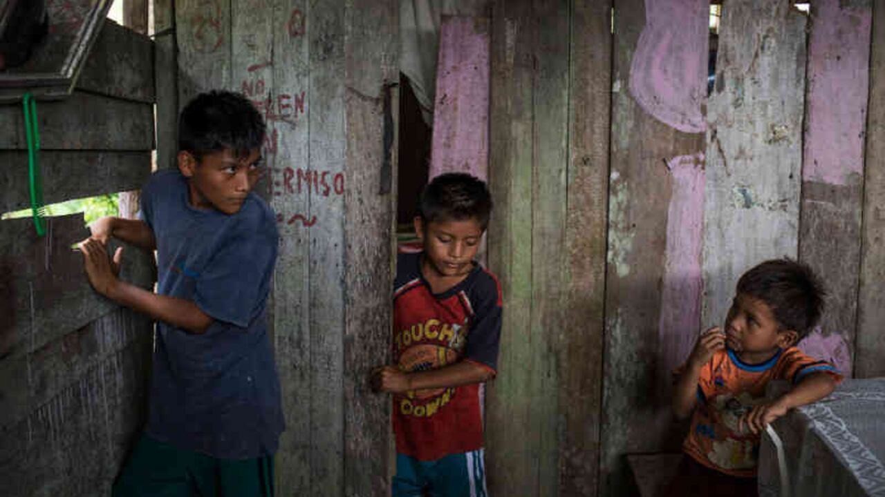 Los hermanos Cuñachí —Osman, Omar y Segundo— trabajaron para Petroperú recogiendo crudo sin ninguna protección. Chiriaco, Perú, febrero de 2016.Omar Lucas. Foto: Vía Revista 5W