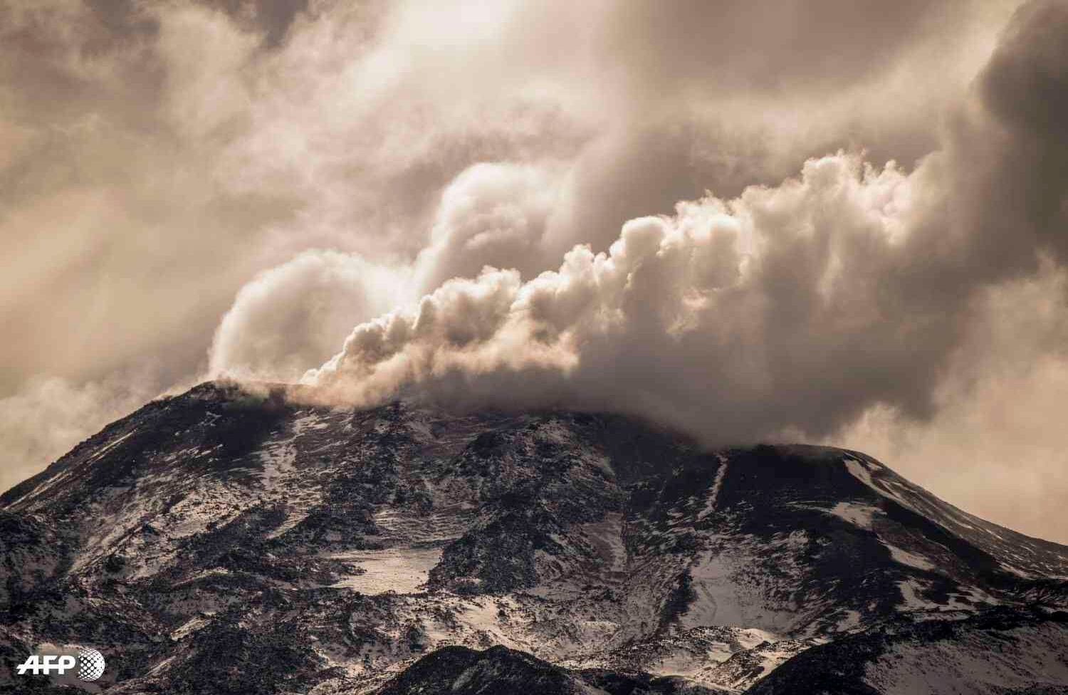 Vista del volcán Nevado de Chillán durante un pulso eruptivo en Las Trancas, a unos 400 km al sur de Santiago, el 6 de abril de 2018. Funcionarios del servicio de emergencia en Chile emitieron una alerta naranja en el área alrededor del volcán. Martin BERNETTI / AFP