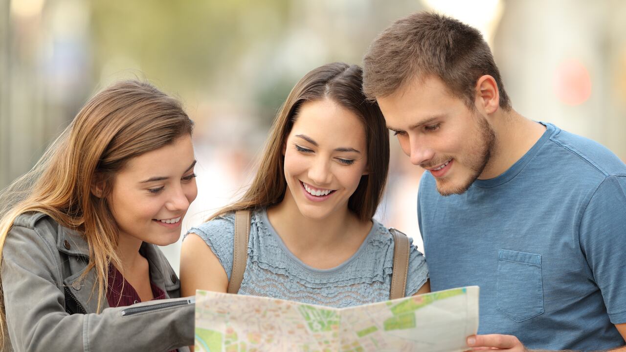 Viajeros eligiendo su próximo destino