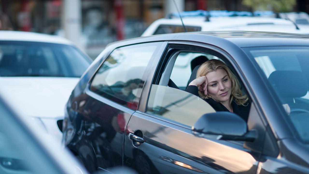 Los trancones no solo generan estrés entre los conductores, sino que pueden acelerar el desgaste de componentes como los frenos y el motor del vehículo.