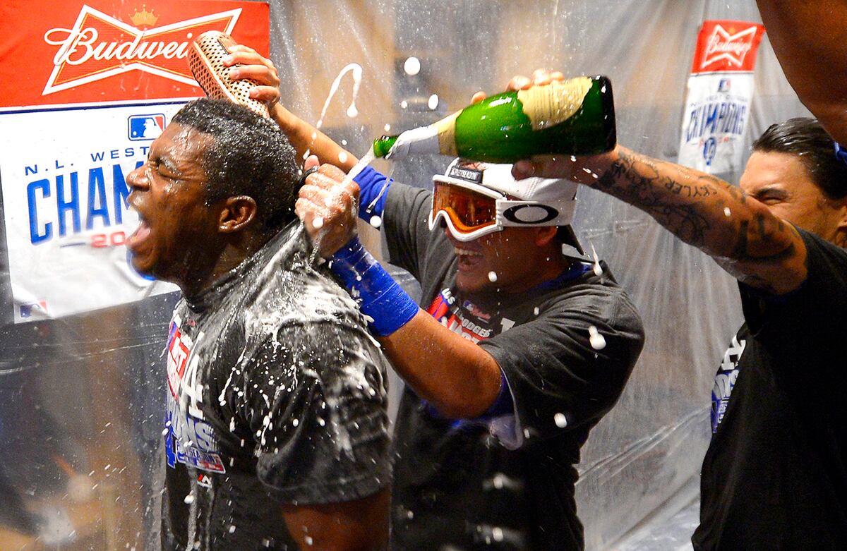 Yasiel Puig y sus compañeros del equipo de béisbol estadounidense Los Angeles Dodgers celebran luego de una apabullante victoria frente a los San Francisco Giants este miércoles. (AP)