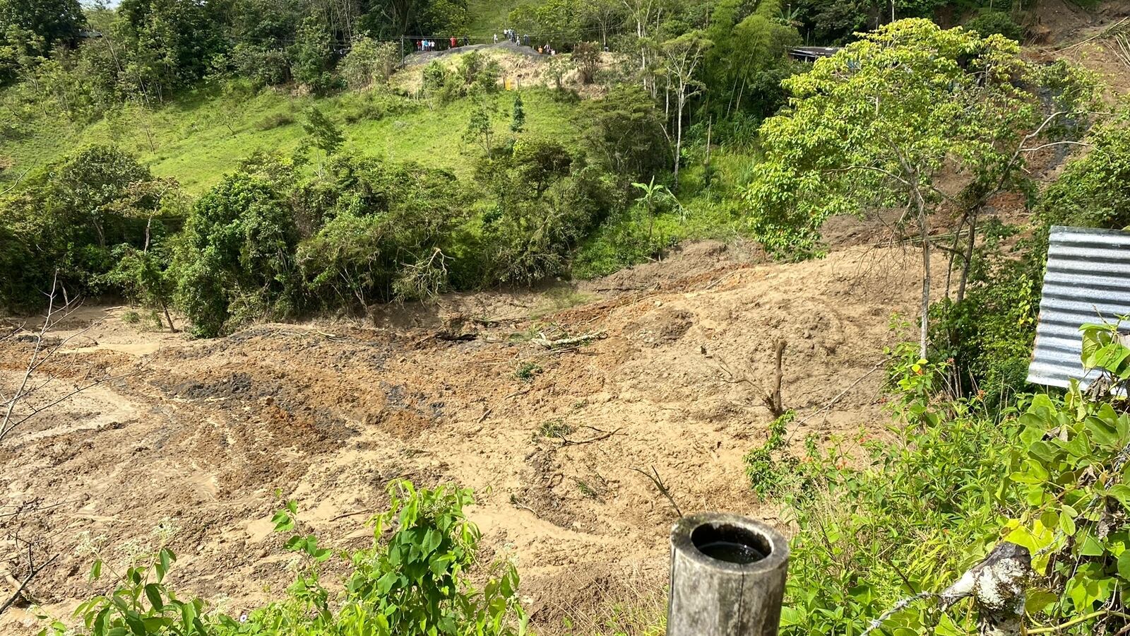 Así quedó el paso vehicular en la vía Panamericana a la altura de Rosas, Cauca