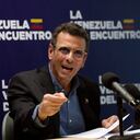 El líder opositor Henrique Capriles, del partido Primero Justicia, da una conferencia de prensa en Caracas, Venezuela, el lunes 13 de marzo de 2023. Capriles es el representante de su partido para las elecciones primarias de la oposición del 22 de octubre que seleccionarán a un solo candidato para representar a la oposición. En las elecciones presidenciales de 2024. (AP Photo/Ariana Cubillos)