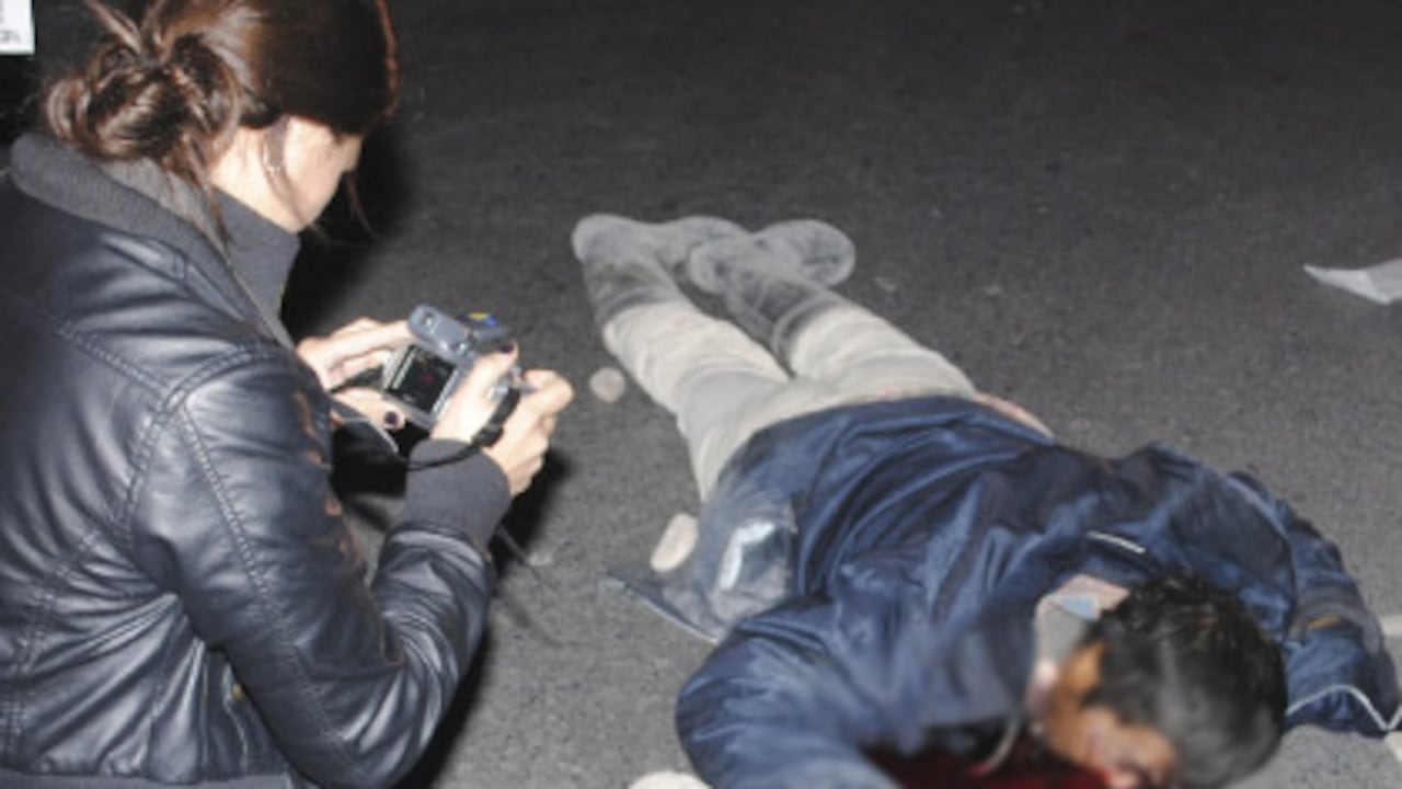 A pesar de las amenazas y los asesinatos, muchos periodistas siguen saliendo a la calle para hacer su trabajo. Las mafias responden con brutalidad, como en septiembre de 2011 cuando colgaron de un puente a dos blogueros en Nuevo Laredo.