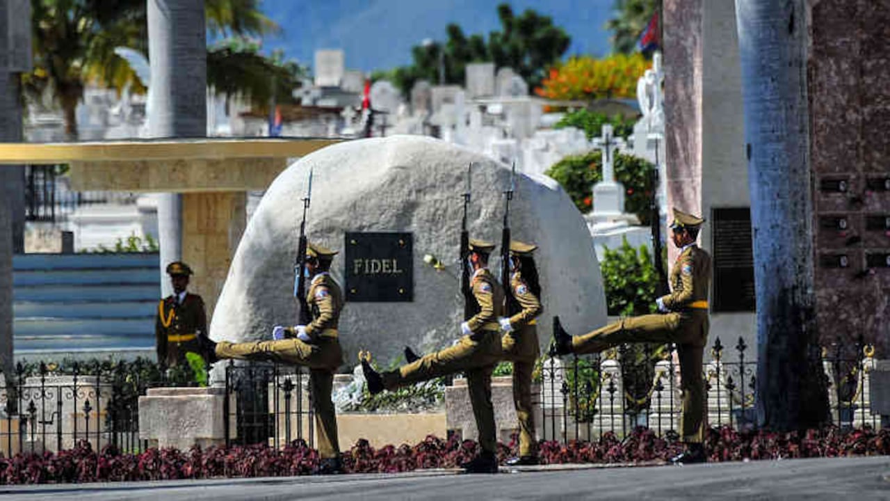 El domingo las cenizas del fallecido líder revolucionario fueron sepultadas en una ceremonia privada y posteriormente se permitió a algunas personas entrar y mirar la tumba donde permanecerán.