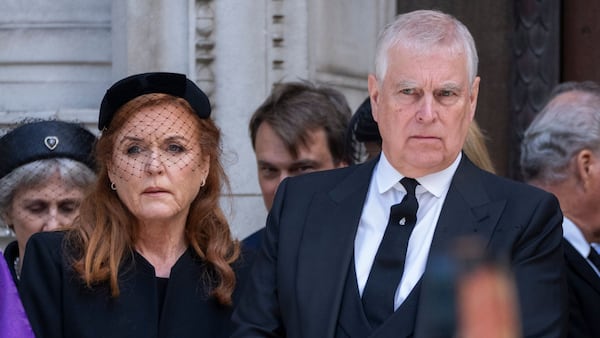Sarah y Andrés son conocidos como “los divorciados más felices del mundo”, porque vivían bajo el mismo techo. Pero también se dice que en realidad eran socios en el crimen, como Bonnie y Clyde.