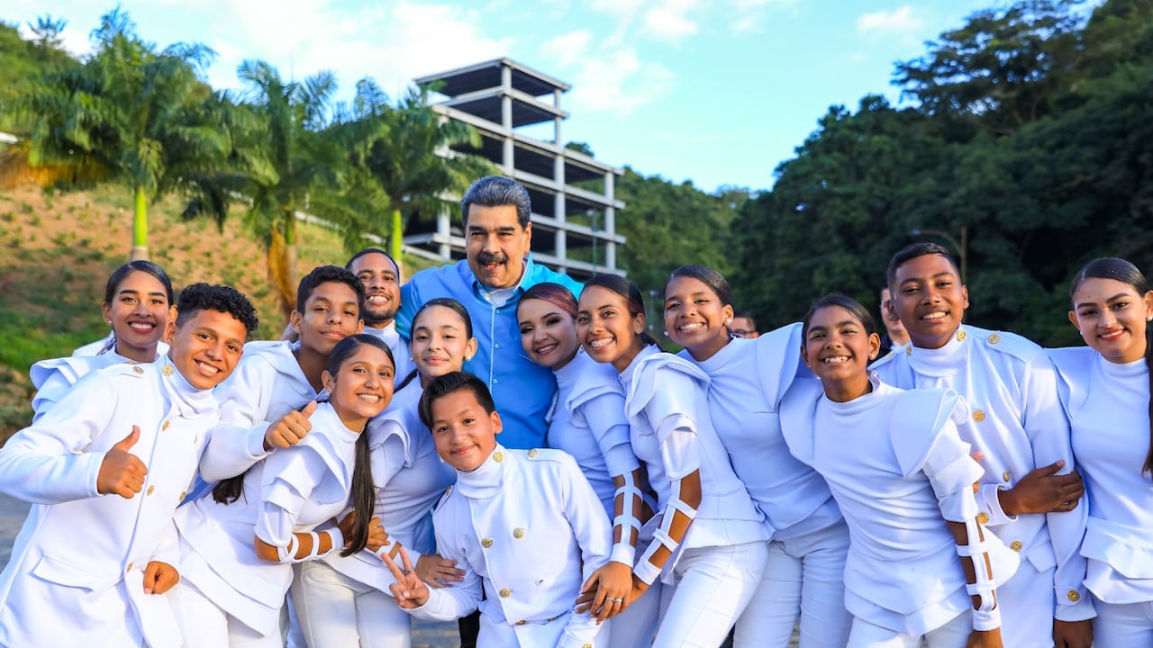 Nicolás Maduro anuncia programas de apoyo a la iglesia evangélica en Venezuela.