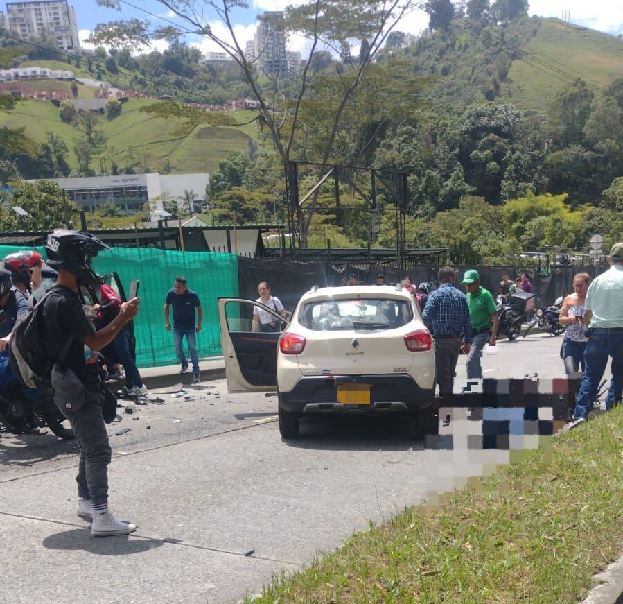 En el accidente están involucrados dos carros e igual número de motocicletas