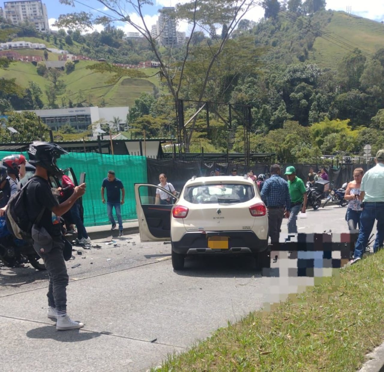 En el accidente están involucrados dos carros e igual número de motocicletas