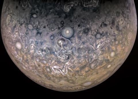La NASA ha compartido nuevas imágenes de Júpiter, capturadas por la sonda Juno, que revelan un planeta cuya atmósfera parece sacada de una acuarela artística.