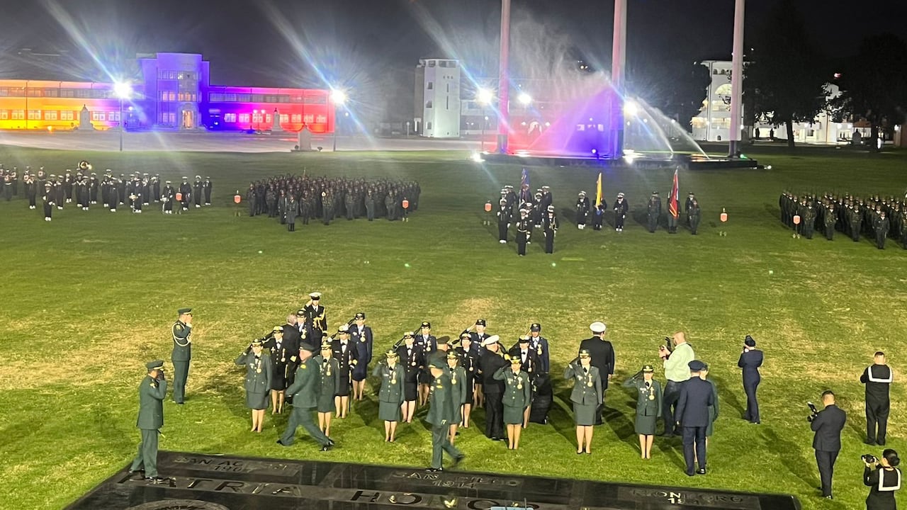 Aunque la cita era a una de la tarde, solo hasta las 6, cuando ya empezaba a caer la noche, se dio inicio con la llegada del ministro de Defensa, Iván Velásquez.