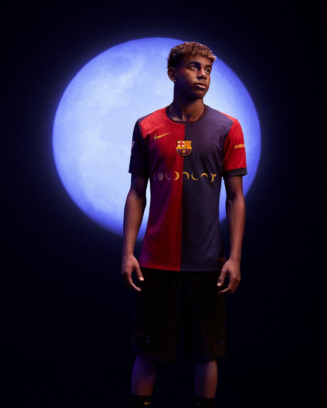 Lamine Yamal con la nueva camiseta del Fc Barcelona
