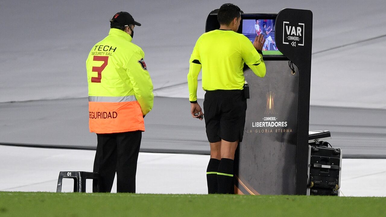 Ahora los árbitros tendrán que explicar al público sus decisiones. (Photo by Juan Mabromata-Pool/Getty Images)