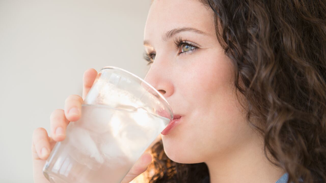 Este truco consiste en desarrollar el hábito de beber agua antes y entre las comidas.