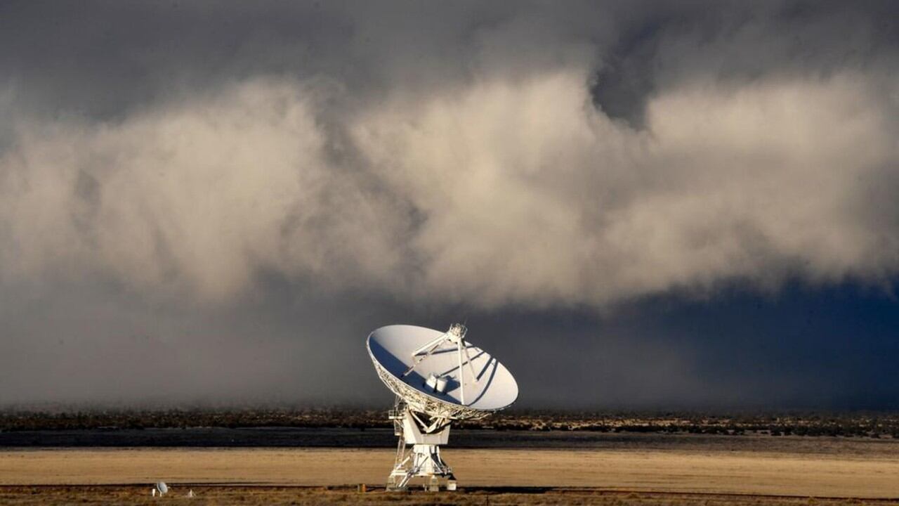 Décadas de escucha, millones de frecuencias rastreadas, y nada. Pero un nuevo estudio sugiere que el problema podría no es el silencio del universo.
