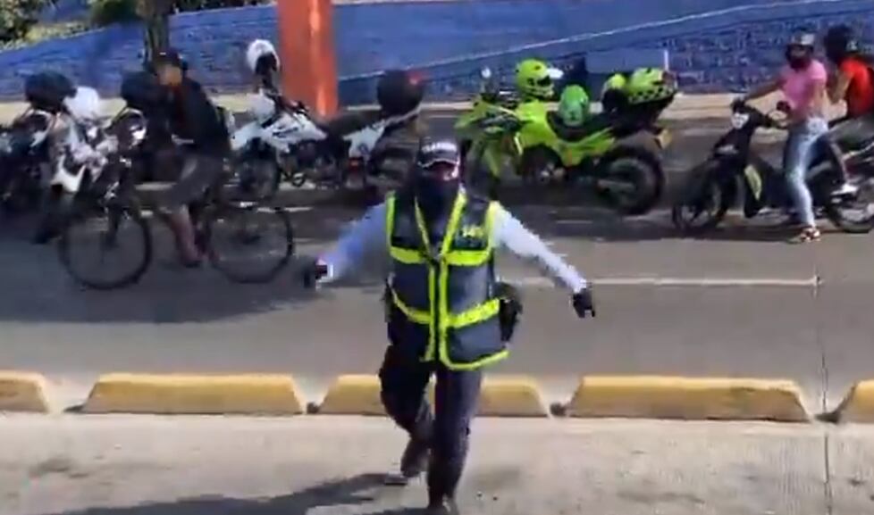 El agente intentó detener a un par de motociclistas que transitaban por el carril del Mío lanzándoles un cono.