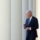 El presidente de Estados Unidos, Joe Biden, camina para hablar en el jardín de rosas de la Casa Blanca en Washington. Jueves 7 de noviembre de 2024.