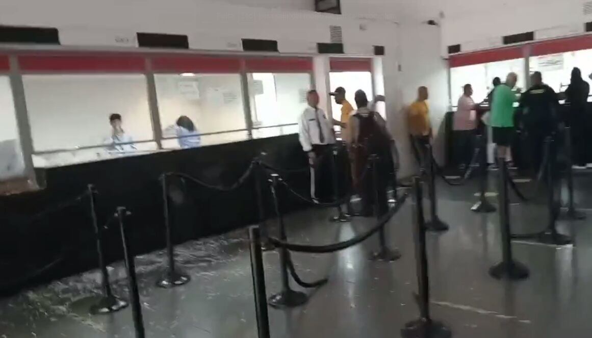 Los delincuentes rompieron los vidrios de las cajas.